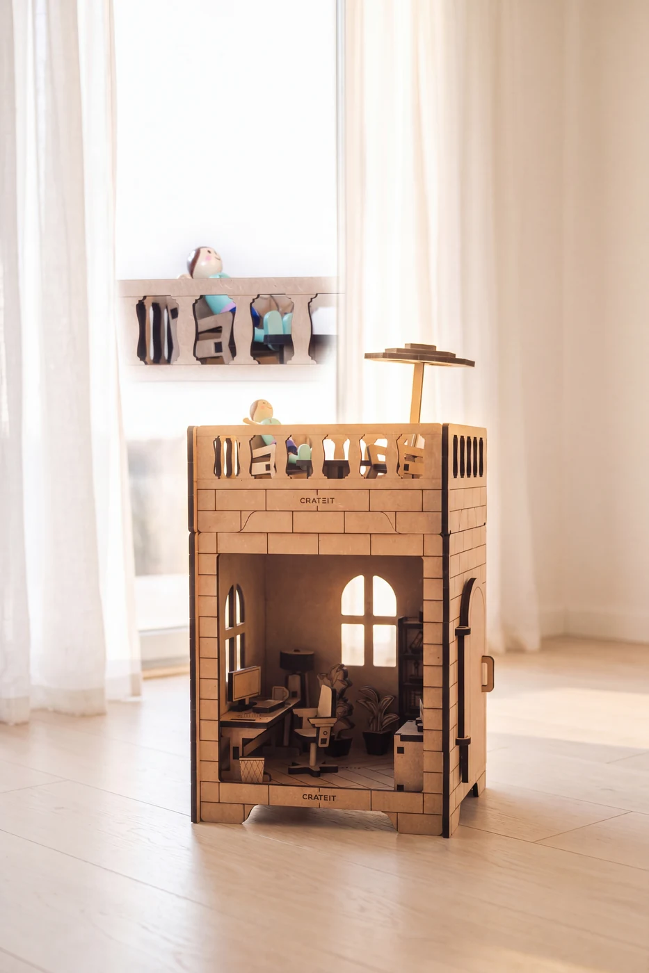 Crateit Roomies - Wooden toy - Office & Balcony - The Cloud Office - aeske paa sort baggrund