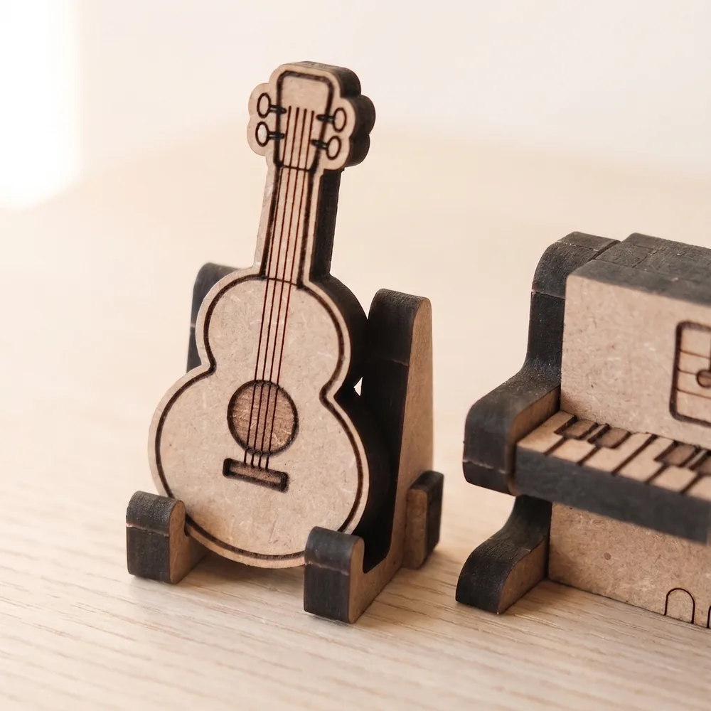 Crateit Roomies - Couch & Crayons - klaver og guitar
